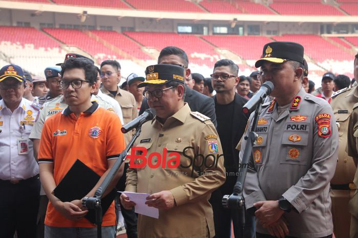 Gubernur Jakarta, Pramono Anung (Tengah) hadir di Stadion Utama Gelora Bung Karno, Jakarta, Jumat (11/9/2026)
