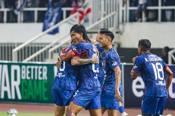 Akbar Arjunsyah (tengah) sedang melakukan selebrasi seusai mencetak gol dalam laga pembuka Championship 2026/2027 antara PSIS Semarang versus PSPS Pekanbaru di Stadion Jatidiri, Semarang, Jawa Tengah, Kamis (11/9/2026).