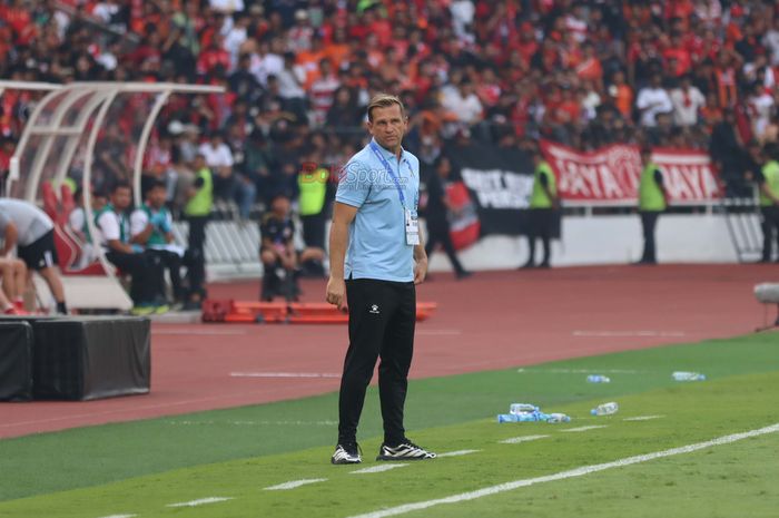 Pelatih Persib Bandung, Igor Tolic, sedang memantau para pemainnya bertanding saat dijamu Persija Jakarta di Stadion Utama Gelora Bung Karno, Jakarta, Sabtu (12/9/2026).
