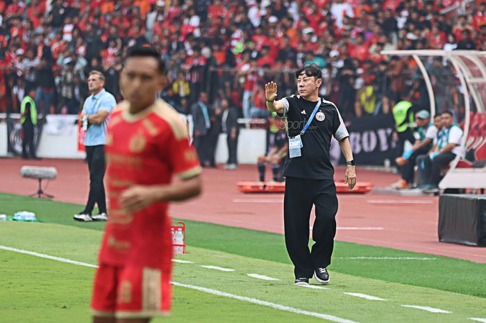 Pelatih Persija Jakarta, Shin Tae-yong, sedang memantau para pemainnya bertanding menjamu Persib Bandung di Stadion Utama Gelora Bung Karno, Jakarta, Sabtu (12/9/2026).