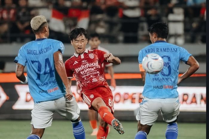 Suasana pertandingan antara Bali United vs Isenmulang Kalteng FC pada laga pekan kedua Super League 2026-2027 di Stadion Kapten I Wayan Dipta, Gianyar, Bali, pada Sabtu (12/9/2026).