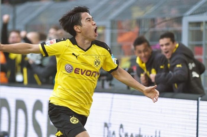  Shinji Kagawa rayakan gol pada laga Derbi Lembah Ruhr, Minggu (8/11/2015). 