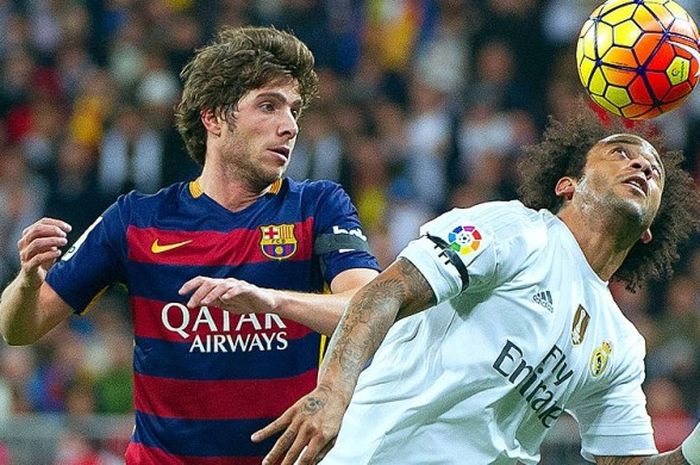 Bek Real Madrid, Marcelo (kanan), dibayang-bayangi gelandang Barcelona, Sergi Roberto, saat partai El Clasico di Stadion Santiago Bernabeu, Madrid, (21/11/2015)