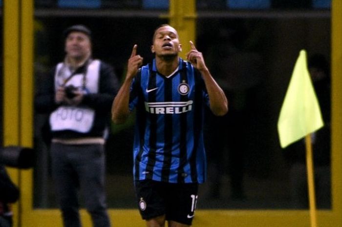 Jonathan Biabiany merayakan gol ke gawang Frosinone, Minggu (22/11/2015).