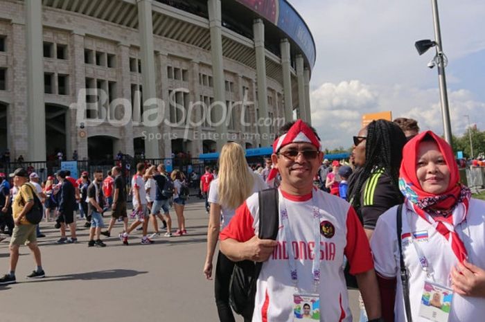 Staf KBRI di Moskow, Fauzi (kiri), berpose menjelang kick-off duel babak 16 besar Piala Dunia 2018 antara timnas Spanyol lawan Rusia di Stadion Luzhniki, Moskow, 1 Juli 2018.