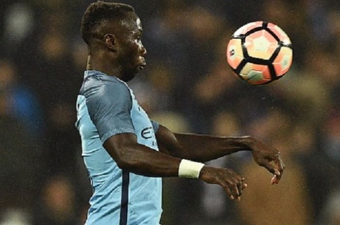 Bacary Sagna mencoba mengontrol bola pada pertandingan Piala FA antara West Ham dan Manchester City di Stadion London, Jumat (6/1/2017). 