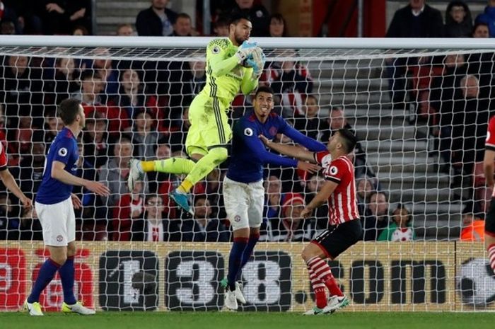 Kiper Manchester United, Sergio Romero, menangkap bola dalam laga Premier League kontra Southampton 