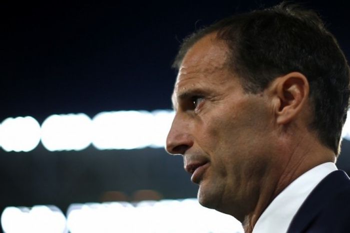 Pelatih Juventus, Massimiliano Allegri, mendampingi anak-anak asuhnya dalam laga Serie A kontra Genoa di Juventus Stadium, Turin, Italia, pada 23 April 2017.