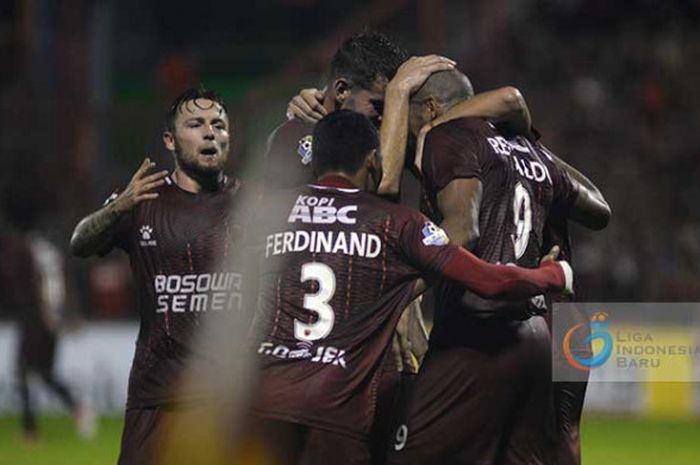 Pemain PSM Makassar merayakan gol kala menghadapi Borneo FC.