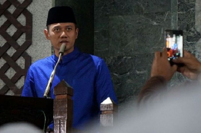 Putra mantan Presiden RI Susilo Bambang Yudhoyono, Agus Harimurti Yudhoyono (AHY) melaksanakan Salat Jumat di Masjid Al Markaz Al Islami Makassar, Jumat (27/10/2017).