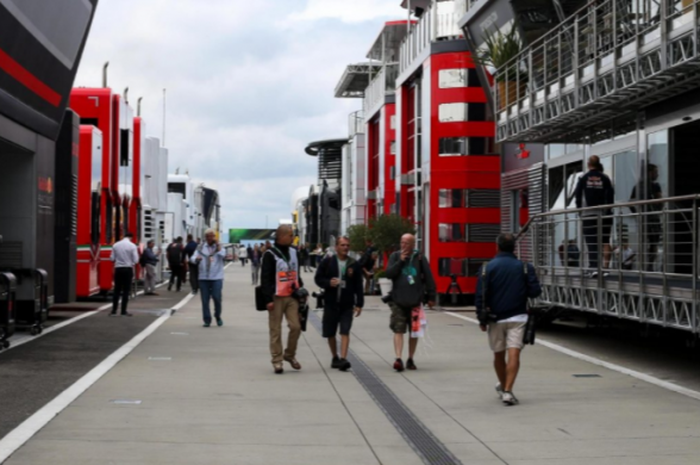 Suasana lorong paddock Formula 1 di GP Hungaria, Selasa (25/7/2017)