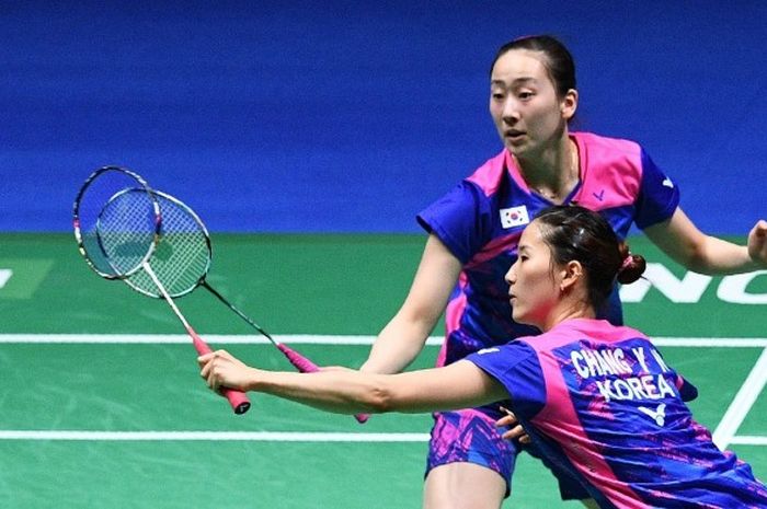 Pasangan ganda putri Korea Selatan, Chang Ye-na/Lee So-hee, saat menjalani pertandingan melawan Kamilla Rytter Juhl/Christinna Pedersen (Denmark) pada babak final All England 2017 yang berlangsung di Birmingham, Inggris, Minggu (12/3/2017).