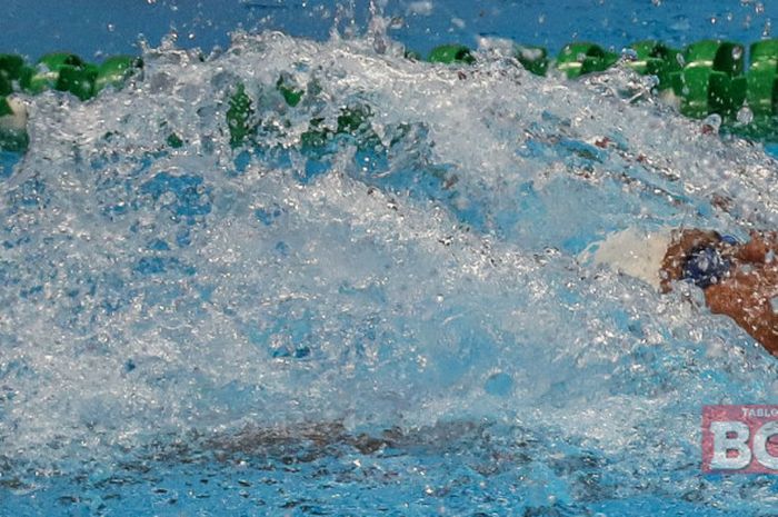 Perenang Indonesia, I Gede Siman Sudartawa, berlomba di final cabang renang nomor 100m gaya punggung putra Asian Games 2018, Stadion Aquatik, Jakarta, Minggu (19/8/2018).