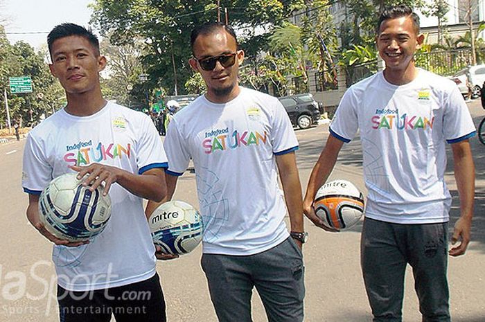 Tiga pemain Persib, Henhen Herdiana (kiri), Airlangga Sutjipto (tengah), dan Muchlis Hadi, berpartisipasi dalam pawai obor Asian Games 2018 yang dimulai dari gerbang tol Pasteur dan berakhir Gedung Sate, Sabtu (11/8/2018).