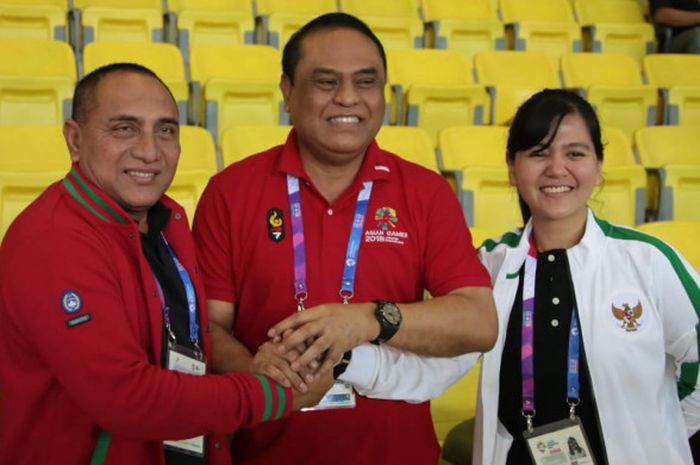    Ketua Umum PSSI, Edy Rahmayadi (Kiri), Chef de Mission Kontingen Indonesia, Komjen Pol Syafruddin (Tengah), dan Sekretaris Jendral PSSI, Ratu Tisha Destria (Kanan) Berfoto Bersama di Stadion Patriot Chandrabaga, Bekasi pada Minggu (12/8/2018)   