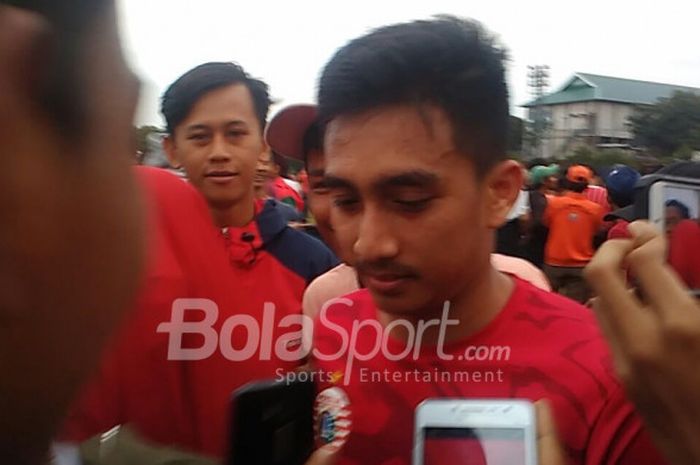 Pemain Persija Jakarta, Fitra Ridwan, jadi sasaran The Jakmania untuk berfoto bersama, seusai latihan perdana tim di Lapangan Sutasoma, Halim Perdanakusuma, Jakarta Timur, Senin (18/12/2017).