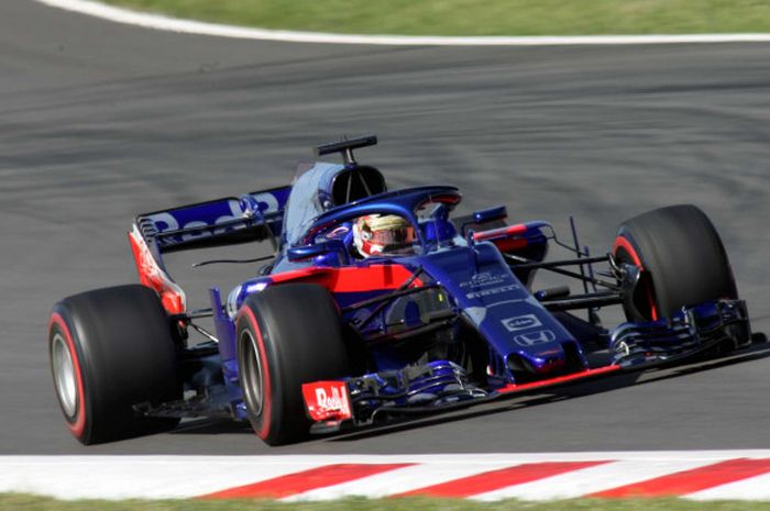 Sean Gelael saat menguji mobil Scuderia Toro Rosso pada tes hari pertama di Sirkuit Catalunya, Spanyol, Selasa (15/5).