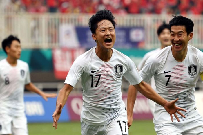 Pemain timnas U-23 Korea Selatan, Lee Seungwoo (kiri) dan Son Heung-Min (kanan) merayakan gol ke gawang Vietnam dalam semifinal sepak bola Asian Games 2018 di Stadion Pakansari, Bogor, Rabu (29/8/2018).