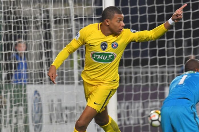 Striker Paris Saint-Germain, Kylian Mbappe, merayakan gol yang dia cetak ke gawang Rennes dalam laga Coupe de France di Stadion Roazhon Park, Rennes, Prancis, pada 7 Januari 2018.