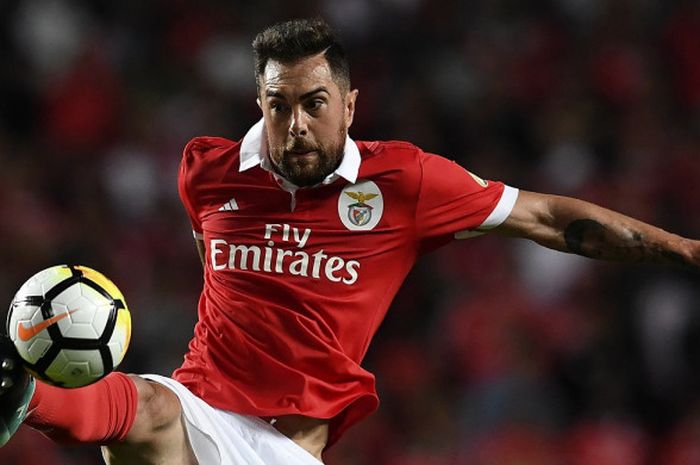 Bek Benfica, Lisandro Lopez, dalam laga Liga Portugal melawan SC Braga di Stadion Da Luz, Lisabon, 9 Agustus 2017.