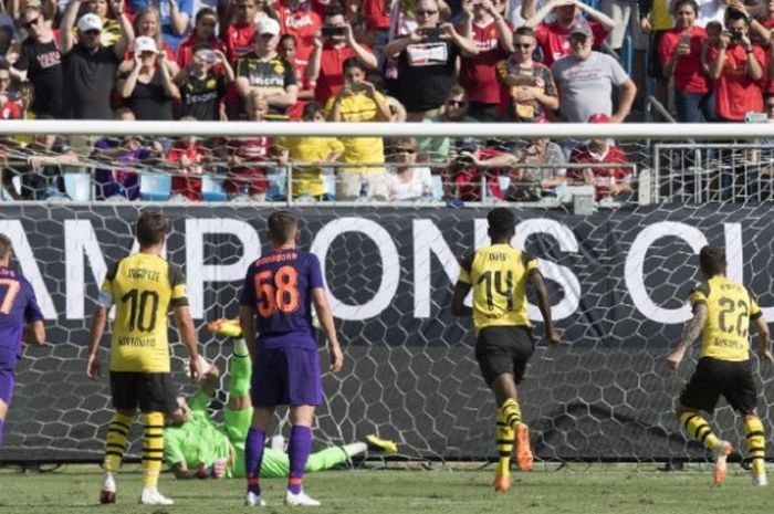 Loris Karius gagal mengamankan tendangan Christian Pulisic saat Liverpool berhadapan dengan Borussia Dortmund pada laga ICC 2018 di Charlotte, 22 Juli 2018. 