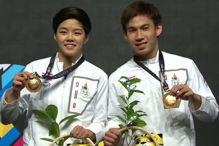 Sapsiree Taerattanachai (kiri) dan Dechapol Puavaranukroh saat menjuarai ganda campuran bulu tangkis SEA Games 2017 di Axiata Arena, Kuala Lumpur, Malaysia, pada Selasa (29/8/2017).