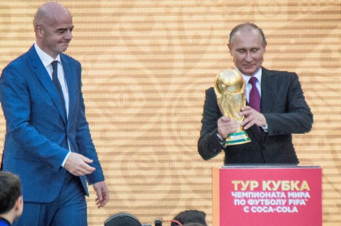 Presiden Rusia, Vladimir Putin (kanan) bersama Presiden FIFA, Gianni Infantino, dalam acara pembukaan tur trofi Piala Dunia di Stadion Luzhniki, Moscow, 9 September 2017.