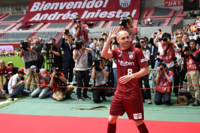 Andres Iniesta saat diperkenalkan sebagai pemain klub Vissel Kobe di Stadion Noevir, Kobe, Jepang, 26 Mei 2018.