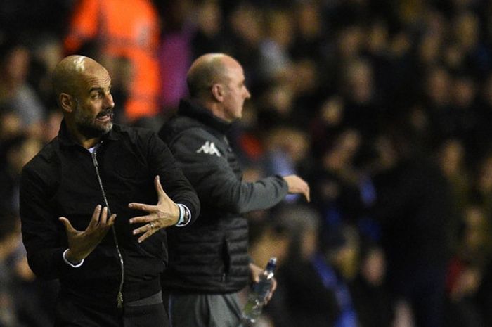 Ekspresi Manajer Manchester City, Josep Guardiola (kiri), dan Manajer Wigan Athletic, Paul Cook, dalam laga babak kelima Piala FA di Stadion DW, Wigan, Inggris, pada 19 Februari 2018.