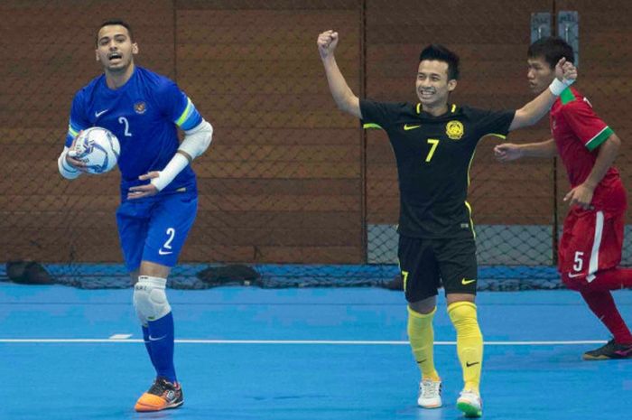 Indonesia bertanding melawan Malaysia pada cabang futsal di Shah Alam Panasonic Sports Conplex, Selasa (22/8/2017). 