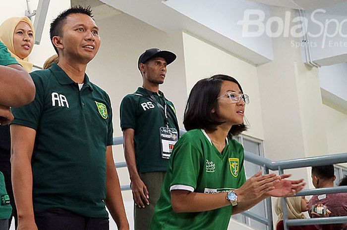 Presiden Klub Persebaya Surabaya, Azrul Ananda (kiri), di dampingi sang istri, Ivo Ananda, saat menghadiri laga babak penyisihan Piala Gubernur Kaltim 2018 Grup B antara Persiba Balikpapan melawan Persebaya Surabaya di Stadion Batakan Balikpapan, Kalimantan Timur, Senin (26/02/108) malam.