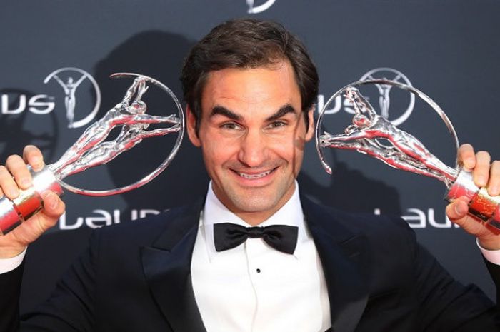  Petenis putra Swiss, Roger Federer, berpose dengan trofi Laureus Award 2018  di Sporting Monte-Carlo complex, Monako, Selasa (27/2/2018). 