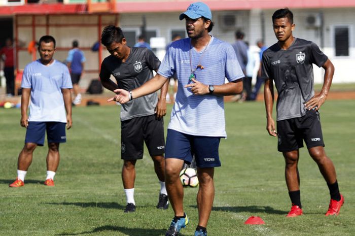 Pelatih asal Italia, Vincenzo Anesse memberikan instruksi kepada pemain PSIS Semarang pada latihan di Stadion Sultan Agung, Kabupaten Bantul pada Kamis (19/4/2018).      