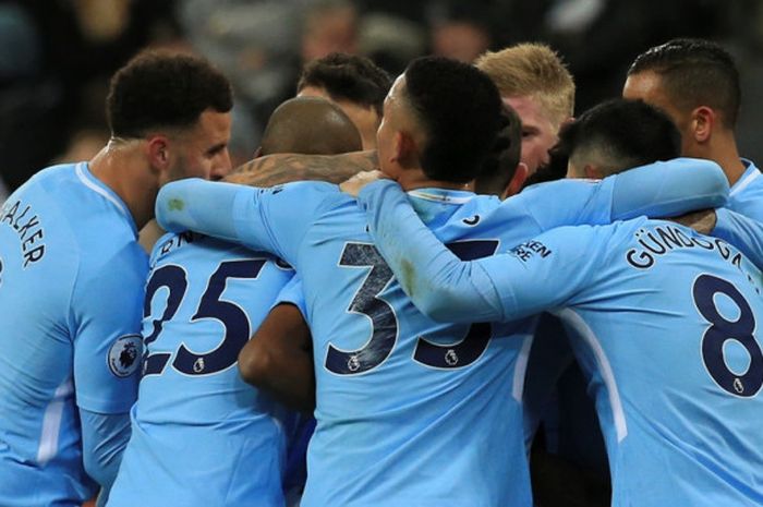 Para pemain Manchester City merayakan gol yang dicetak oleh Raheem Sterling dalam laga Liga Inggris kontra Newcastle United di Stadion St. James' Park, Newcastle, pada 27 Desember 2017.