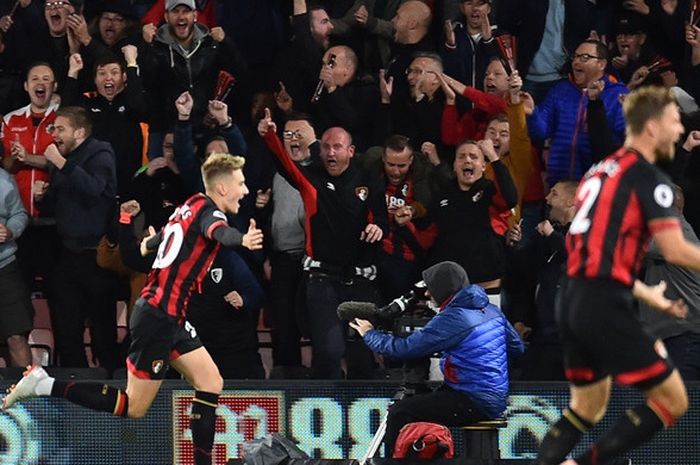 Gelandang Bournemouth, David Brooks (kiri), merayakan gol yang dicetak ke gawang Crystal Palace dalam laga Liga Inggris di Stadion Vitality, Bournemouth, Inggris pada 1 Oktober 2018.