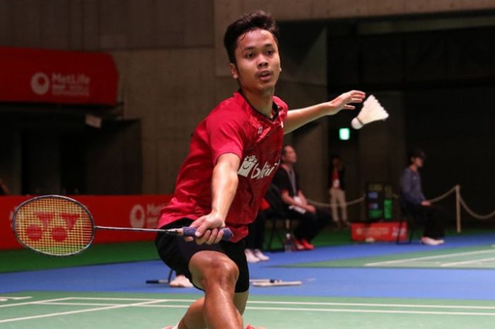 Pebulu tangkis tunggal putra Indonesia, Anthony Sinisuka Ginting, mengembalikan kok ke arah Hu Yun (Hong Kong) pada babak pertama Jepang Terbuka yang berlangsung di Tokyo Metropolitan Gymnasium, Rabu (20/9/2017).