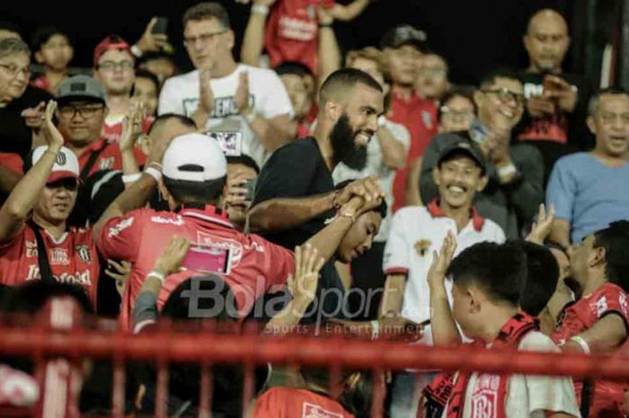 Sylvano Comvalius datang menonton pertandingan Bali United vs Persib, Minggu (27/5/2018) malam WIB.