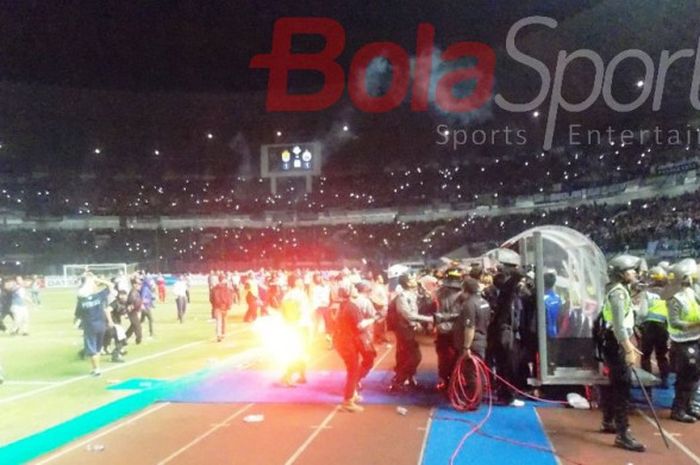 Foto keadaan saat salah satu cerawat mendarat di pinggir lapangan pada laga Persib vs Persija di Sta