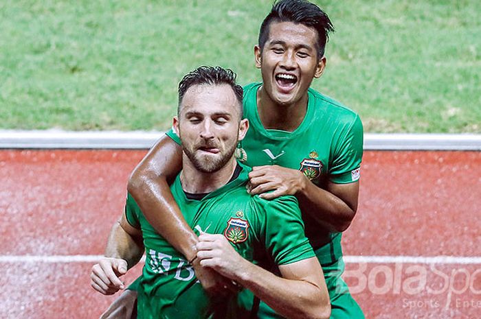 Penyerang Bhayangkara FC, Ilija Spasojevic, merayakan gol bersama bek I Putu Gede saat melawan Persela Lamongan dalam laga pekan ke-32 Liga 1 2017 di Stadion Patriot Chandrabhaga, Bekasi, Jawa Barat, Jumat (27/10/2017).