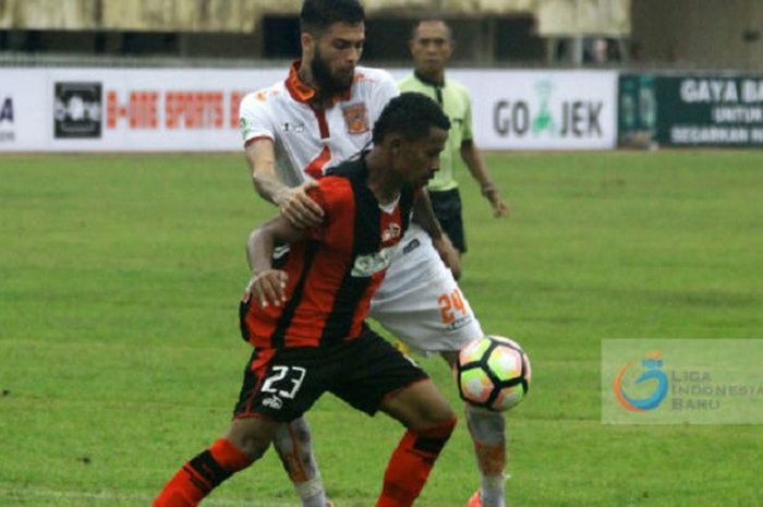 Gelandang Persipura Jayapura Friska Womsiwor berduel dengan pemain Pusamania Borneo