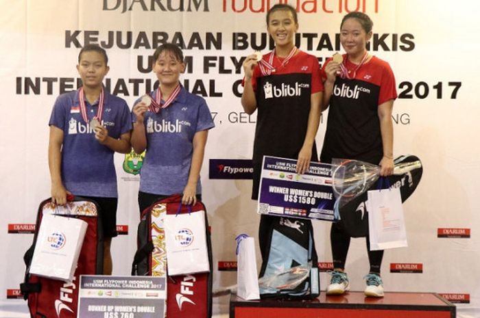 Pasangan ganda putri Indonesia, Febriana Dwipuji Kusuma/Tiara Rosalia Nuraidah (jersey hitam dan merah) berpose dengan medali emas setelah menang atas Agatha Imanuela/Siti Fadia Silva Ramadhanti, 21-19, 21-18 pada final Indonesia International Challenge di Semarang, Minggu (29/10/2017).