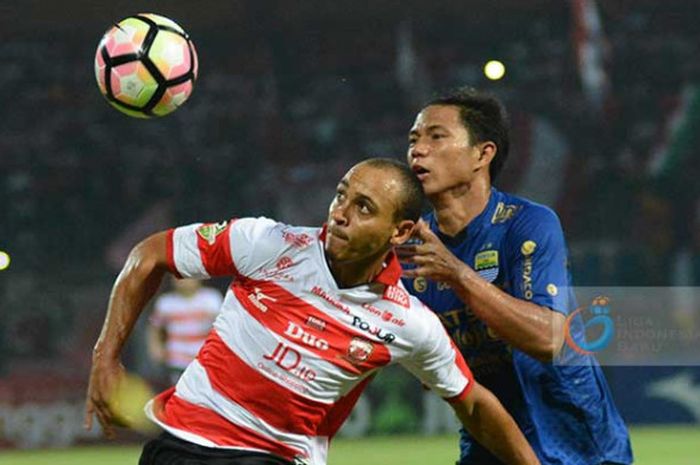 Peter Odemwingie saat dikawal bek Persib Bandung, Ahmad Jufriyanto.