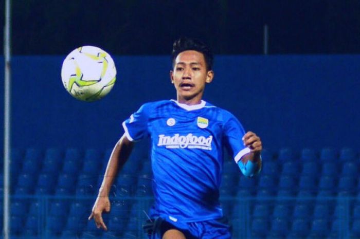 Pemain Persib U-16, Beckham Nugraha menguasai bola saat melakoni laga kontra Bali United U-16 pada final Liga 1 U-16 2018 di Stadion Bumi Sriwijaya, Palembang, 9 Desember 2018. 