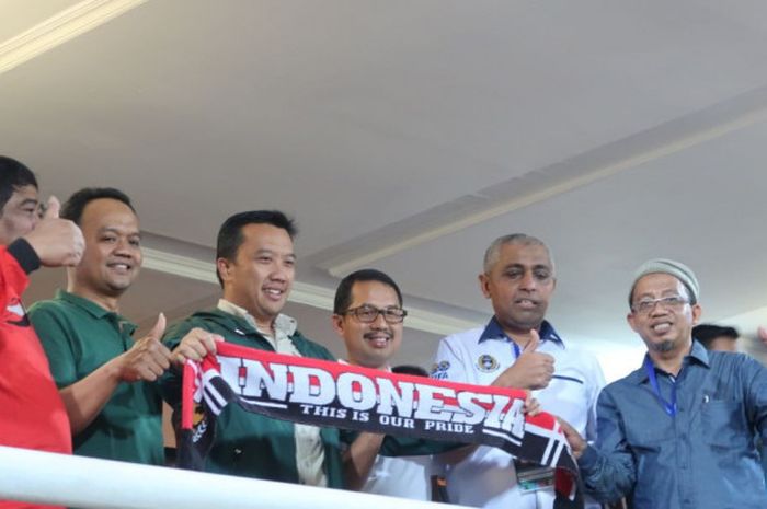 Menteri Pemuda dan Olahraga, Imam Nahrawi (berbaju hijau, tengah) di tribune VVIP Gelora Delta Sidoarjo saat menyaksikan laga timnas U-19 Indonesia kontra Thailand, Senin (9/7/2018).