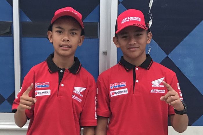 Dua pebalap muda Astra Honda Racing School (AHRS), Mario Suryo Aji dan M Adenanta Putra berpose jelang keikutsertaan pada Thailand Talent Cup 2017.