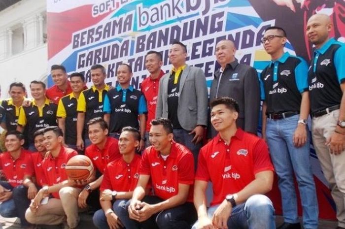 Pose para pemain, pelatih, dan jajaran manajemen Bank BJB Garuda Bandung dalam peluncuran tim di Gedung Sate, Kota Bandung, Sabtu (24/12/2016). 