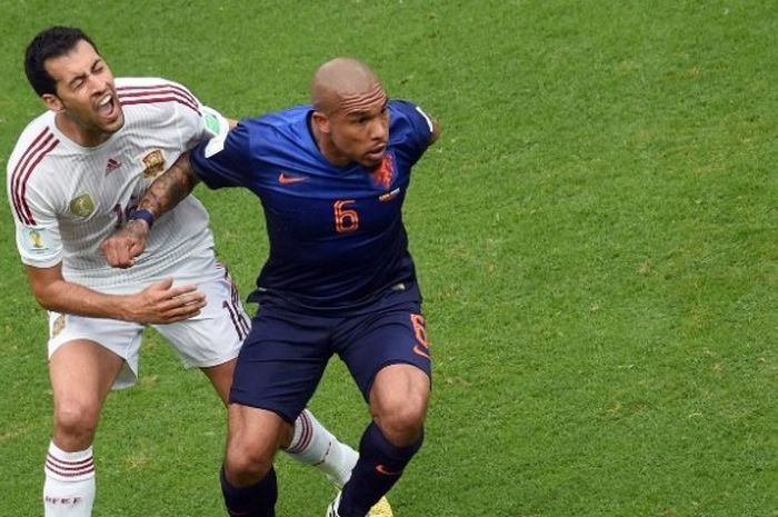  Gelandang Spanyol, Sergio Busquets (kiri), disikut oleh pemain Belanda, Nigel de Jong, dalam pertan