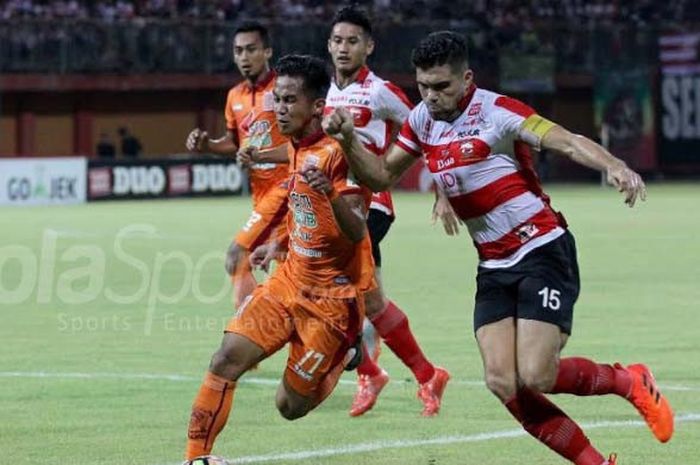 Bek Borneo FC Abdul Rahman berduel dengan bek Madura FC Fabiano Beltrame di Stadion Ratu Pamelingan, Jumat (13/10/2017)