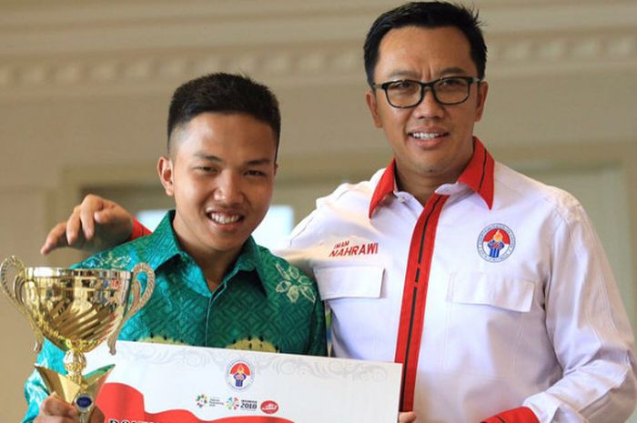 Menpora RI, Imam Nahrawi, memberikan apresiasi kepada Fauzan Noor.