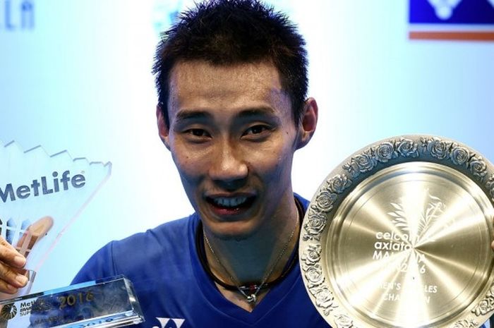  Pebulu tangkis tunggal putra Malaysia, Lee Chong Wei, berfoto dengan trofi Malaysia Terbuka 2016 yang dimenanginya setelah mengalahkan Chen Long (China), 21-13, 21-8, pada laga final di Malawati Stadium, Shah Alam, Minggu (10/4/2016). 